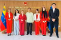 El embajador de Vietnam en Caracas, Vu Trung My, posa junto a los jóvenes visitantes. (Foto: VNA)