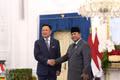 El presidente indonesio, Prabowo Subianto (derecha), y el primer ministro tailandés, Anutin Charnvirakul, se reúnen en Yakarta el 3 de agosto. (Foto: VNA)