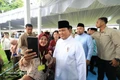 En un gesto de cercanía institucional, el presidente indonesio, Prabowo Subianto, saluda personalmente a los miembros de la comunidad musulmana en el recinto palaciego. (Foto: VNA)