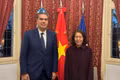 La embajadora de Vietnam en Argentina, Ngo Minh Nguyet, y el senador Jorge Milton Capitanich, presidente del Grupo Parlamentario de Amistad con Asia. (Foto: VNA)