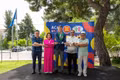 La embajadora de Vietnam en Grecia, Pham Thi Thu Huong, junto a amigos internacionales en la feria. (Foto: Embajada de Vietnam en Grecia)