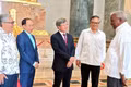 El presidente de la Asamblea Nacional del Poder Popular y del Consejo de Estado de Cuba, Esteban Lazo Hernández, conversa con embajadores y jefes de misiones diplomáticas de países de Asia y Oceanía acreditados en la isla antes del encuentro. (Foto: Embajada de Vietnam en Cuba)