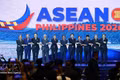 El primer ministro de Vietnam, Le Minh Hung (quinto, por la izquierda), y los jefes de delegación de los países de la Asean asisten a la ceremonia de apertura de la 48ª Cumbre de la Asean el 8 de mayo de 2026. (Foto: VNA)