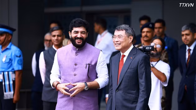 [Foto] Premier vietnamita llega a Nueva Delhi para participar en Cumbre de los BRICS