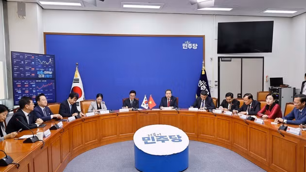[Foto] Dirigente legislativo de Vietnam se reúne con el presidente del Partido Democrático de Corea del Sur