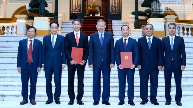 [Foto] Máximo dirigente de Vietnam entrega decisiones de nombramiento de nuevos embajadores