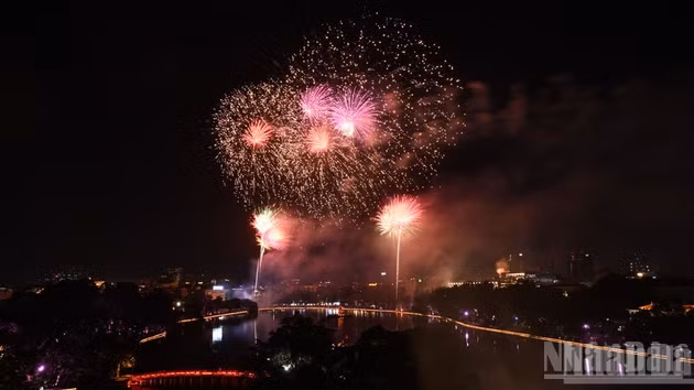[Foto] Fuegos artificiales iluminan el cielo de Hanói en conmemoración del Día Nacional