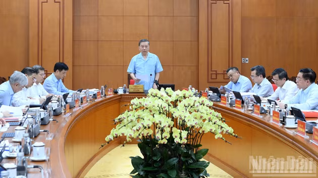 [Foto] Máximo dirigente se reúne con Comisión de Organización del Comité Central del Partido