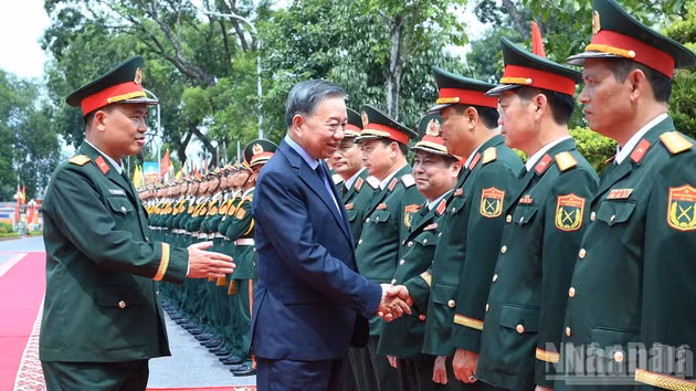 [Foto] Máximo dirigente de Vietnam visita División de Infantería 308 del Cuerpo de Ejército 12 