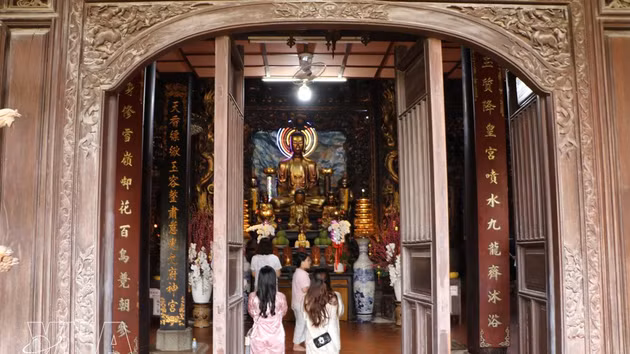 Visitantes llegan a la pagoda para realizar una peregrinación. (Foto: Hong Thai)