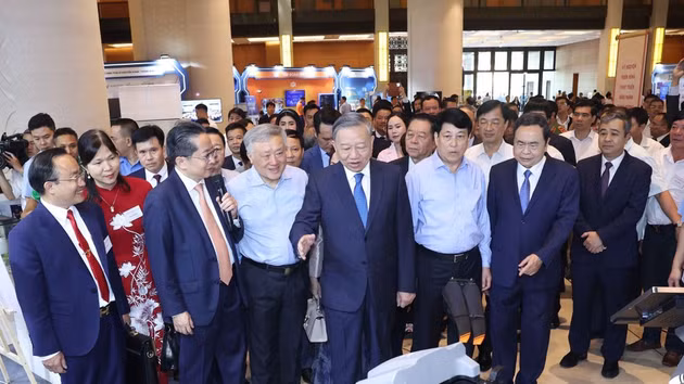El secretario general del Partido Comunista de Vietnam, To Lam, y los delegados visitan una exposición sobre los logros del sector privado y los productos de empresas privadas, durante una conferencia nacional sobre la implementación de las resoluciones n.º 66-NQ/TW, relativa a la reforma de la elaboración y aplicación de las leyes, y Nº 68-NQ/TW, sobre el desarrollo del sector privado, celebrada en la sede de la Asamblea Nacional el 18 de mayo de 2025. (Foto: VNA)
