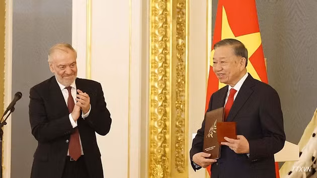 El Artista del Pueblo de Rusia Valery Gergiev, presidente del Jurado del Premio Internacional de la Paz Lev Tolstói, entrega el Premio Internacional de la Paz Lev Tolstói 2026 al secretario general del Partido Comunista de Vietnam y presidente del país, To Lam. (Foto: Thong Nhat/VNA) 