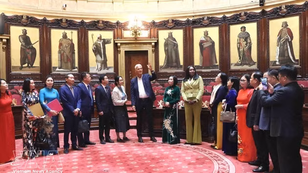 La vicepresidenta de la Asamblea Nacional de Vietnam, Nguyen Thi Thanh, y una delegación vietnamita visitan la sede del Senado de Bélgica (17 de septiembre de 2025). (Foto: Huong Giang – VNA)