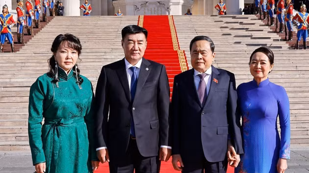 [Foto] Ceremonia de bienvenida al presidente de Asamblea Nacional de Vietnam y su esposa en Mongolia