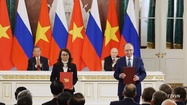 El secretario general del Partido Comunista de Vietnam y presidente del país, To Lam, y el presidente de Rusia, Vladimir Putin, presencian la entrega de documentos de cooperación entre ambos países. (Foto: VNA)