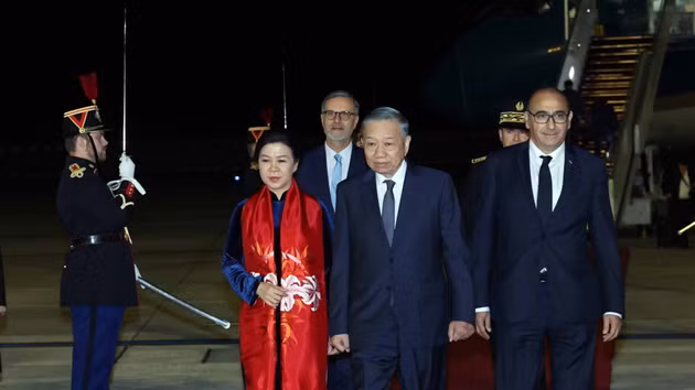 [Foto] Máximo dirigente vietnamita inicia visita oficial a Francia para participar en Cumbre Espacial