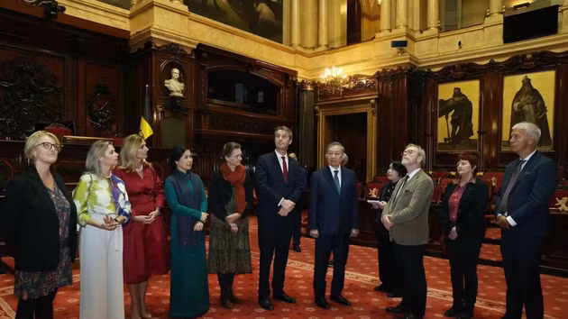 El secretario general del PCV y presidente de Vietnam, To Lam, y su esposa, Ngo Phuong Ly, recorren la sede del Parlamento belga junto con el presidente de la Cámara de Representantes, Peter De Roover, y el presidente del Senado, Vincent Blondel. (Foto: VNA)