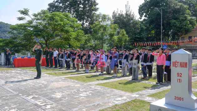 La clase se celebra al pie del mástil de la bandera de Lung Po, donde el río Rojo entra a territorio vietnamita. El mástil, de 31,43 metros de altura, alude a los 3.143 metros del pico Fansipan, conocido como el techo de Indochina. (Foto: CONG HAI)