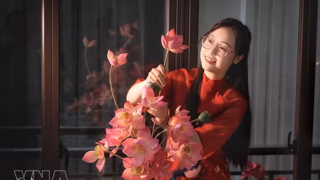 Elaborados íntegramente con ingredientes de pastelería, los productos de Nguyen Thi Thuy Duong, de 31 años y residente en Hanoi, se ensamblan a diferentes alturas para recrear la apariencia de un auténtico jarrón de flores de loto. (Foto: VNA)