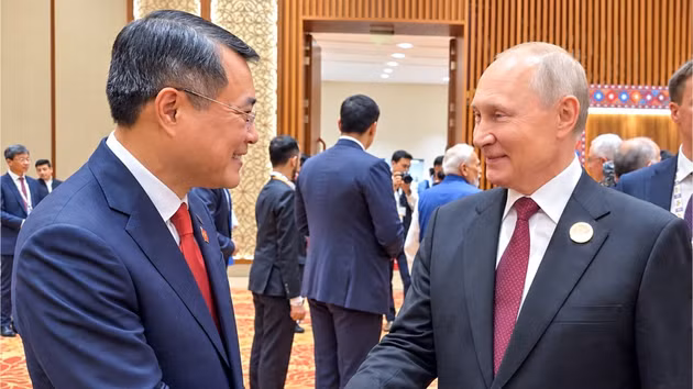El primer ministro Le Minh Hung mantiene un breve encuentro con el presidente de Rusia, Vladimir Putin. (Foto: VNA)