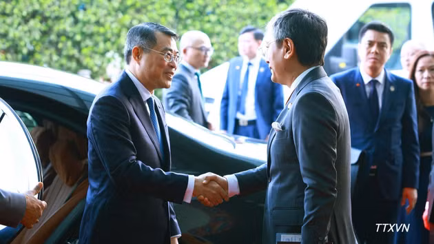 Altos funcionarios indios despiden al primer ministro Le Minh Hung, quien concluye su participación en la XVIII Cumbre de los BRICS y sus actividades bilaterales en la India. (Foto: Duong Giang/VNA)