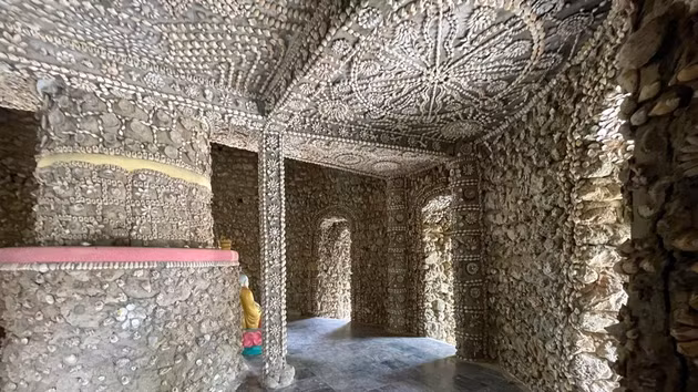 Patrones formados por conchas de caracol y de moluscos en el interior de la torre Bao Tich. (Foto: VNA)