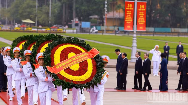 La ofrenda floral de la delegación lleva la inscripción “Eterna gratitud al gran Presidente Ho Chi Minh”.