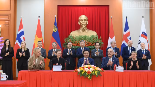 El secretario general del PCV y presidente de Vietnam, To Lam, y los delegados presencian la firma del Acuerdo de Libre Comercio entre Vietnam y la AELC (VEFTA). (Foto: Dang Khoa)