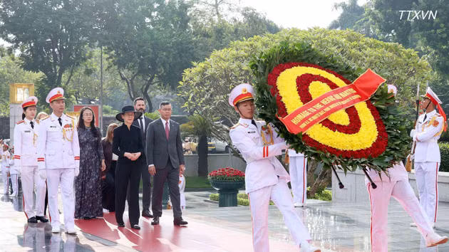 La primera ministra del Principado de Liechtenstein, Brigitte Haas, depositó esta mañana una ofrenda floral en el Monumento a los Héroes y Mártires, situado en la calle Bac Son, en Hanói. (Foto: An Dang/VNA)