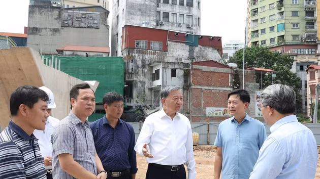 El secretario general del Partido Comunista de Vietnam y presidente del país, To Lam, inspecciona sobre el terreno el proyecto de construcción de la carretera de circunvalación 1 (tramo Hoang Cau-Voi Phuc). (Foto: VNA)