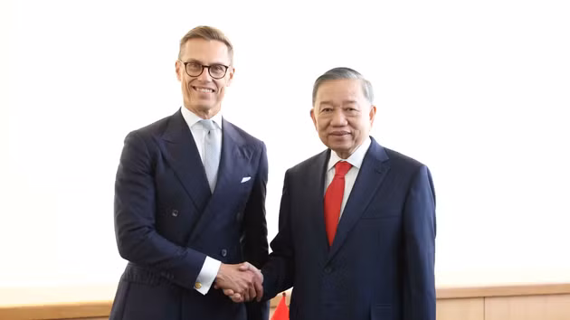 El secretario general del PCV y presidente de Vietnam, To Lam, se reúne con el presidente de Finlandia, Alexander Stubb. (Foto: Thong Nhat/VNA)