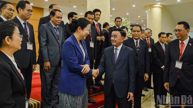 El permanente del Secretariado del Comité Central del PCV, Tran Cam Tu, junto a la delegación de altos funcionarios del Partido Popular Revolucionario de Laos. (Foto: DUY LINH)