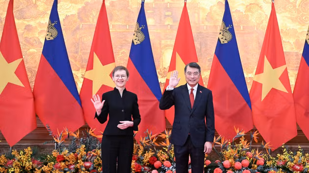 El primer ministro de Vietnam, Le Minh Hung, y su homóloga del Principado de Liechtenstein, Brigitte Haas.