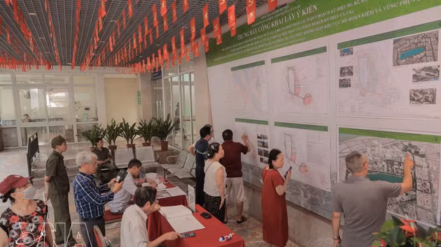 Muchos pobladores acuden a la sede del Comité Popular del barrio de Hoan Kiem para aportar sus opiniones sobre el ajuste del plan urbanístico para el área del lago Hoan Kiem y sus alrededores. (Foto: VNA)