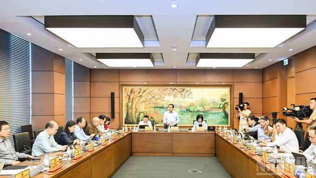 Los diputados de Hanói participan en el debate en grupo. (Foto: DUY LINH)