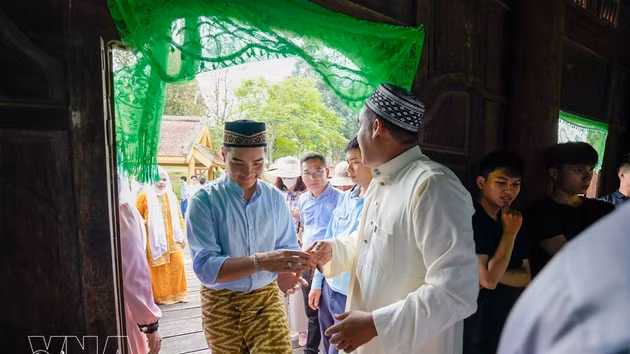 Comunidad musulmana de la etnia Cham recrea festival Raya Aidil Fitri en Hanói