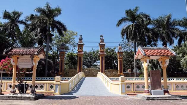 Puente sobre el lago que conduce al interior del sitio de arquitectura y arte nacional Van Thanh-Khong Mieu, en el barrio de Ban Thach, ciudad de Da Nang. (Foto: Do Truong – VNA)
