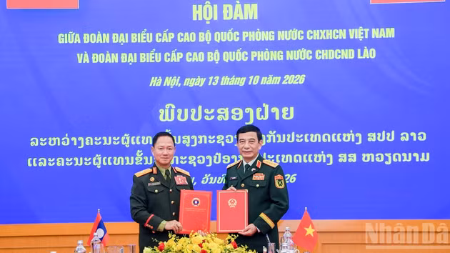 El general Phan Van Giang y su homólogo laosiano, Khamliang Outhakaysone, firman el Plan de Cooperación en Defensa entre Vietnam y Laos para 2027. (Foto: THE DAI)