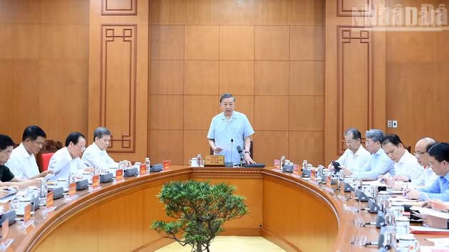 El máximo dirigente vietnamita, To Lam, interviene en la reunión de trabajo con los organismos sobre la resolución de los casos civiles y administrativos. 