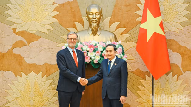El presidente de la Asamblea Nacional de Vietnam, Tran Thanh Man, y el embajador de Francia, Olivier Brochet. (Foto: DUY LINH)