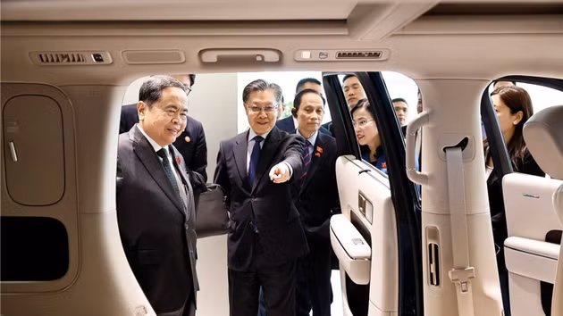 Tran Thanh Man recorre la zona de exhibición de vehículos eléctricos de Xiaomi y escucha una presentación sobre las principales tecnologías de su megafábrica en Yizhuang. (Foto: VNA)