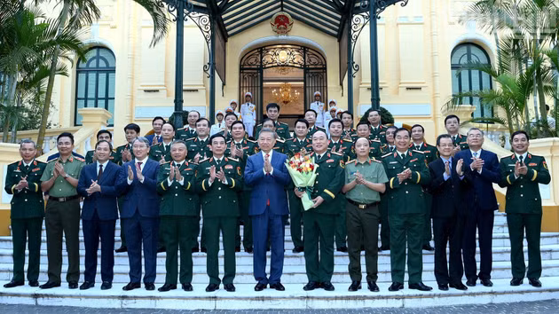 El secretario general del Partido Comunista de Vietnam y presidente del país, To Lam, y los delegados asisten a la ceremonia.