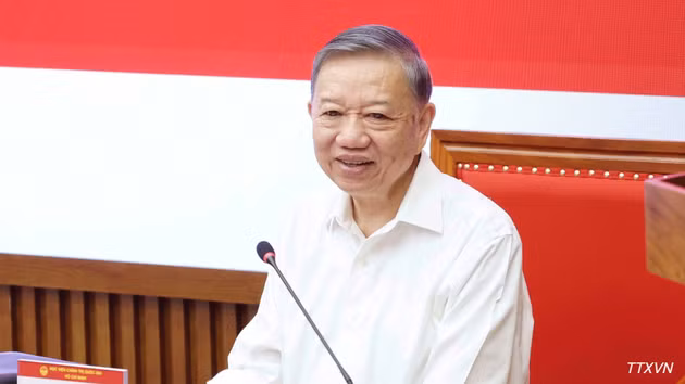 [Foto] Máximo dirigente vietnamita imparte tema sobre liderazgo estratégico en nueva era a miembros del Comité Central del PCV