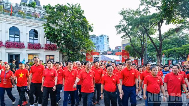Los dirigentes de los ministerios de Seguridad Pública y de Defensa, así como los del periódico Nhan Dan, caminan alrededor del lago Hoan Kiem en respuesta a la caminata "Avanzamos con Vietnam". (Foto: Duy Linh-The Dai).
