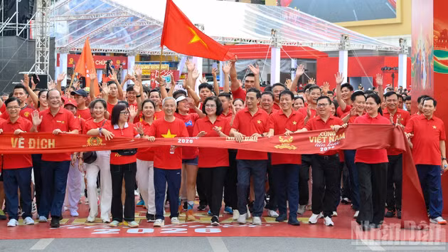 [Foto] Hanoyenses se visten de rojo al ritmo de “Avanzamos con Vietnam”