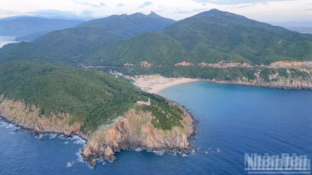 El cabo Dai Lanh, en la provincia de Dak Lak, se adentra majestuosamente en el vasto océano y es uno de los primeros lugares de la parte continental de Vietnam en recibir los rayos del amanecer.