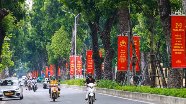 Calles de Hanói lucen decoradas con banderas y flores en vísperas del Día Nacional