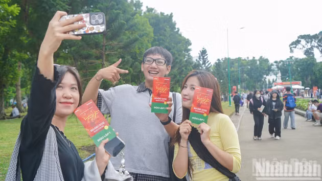 [Foto] Largas colas de jóvenes para recibir entradas del concierto “Patria en el corazón” en Ciudad Ho Chi Minh