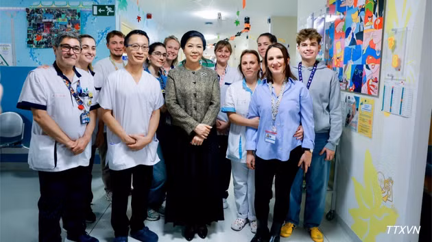 Ngo Phuong Ly, esposa del secretario general del Partido Comunista y presidente de Vietnam, To Lam, junto con directivos y trabajadores del Hospital Universitario Infantil Reina Fabiola. (Foto: VNA)