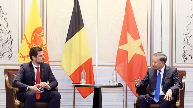 El secretario general del Partido Comunista y presidente de Vietnam, To Lam, recibe al ministro-presidente de Valonia, Adrien Dolimont. (Foto: VNA)